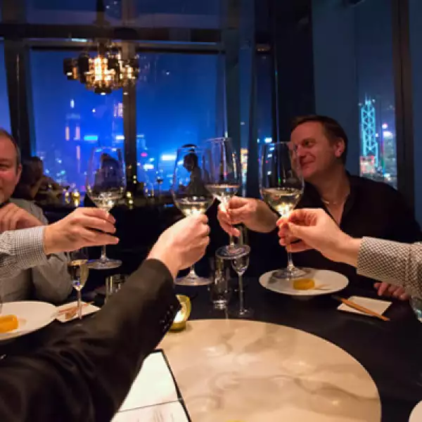 En Hong Kong, algunos celebraron con una cena de lujo que cotaba 272 dólares por persona.