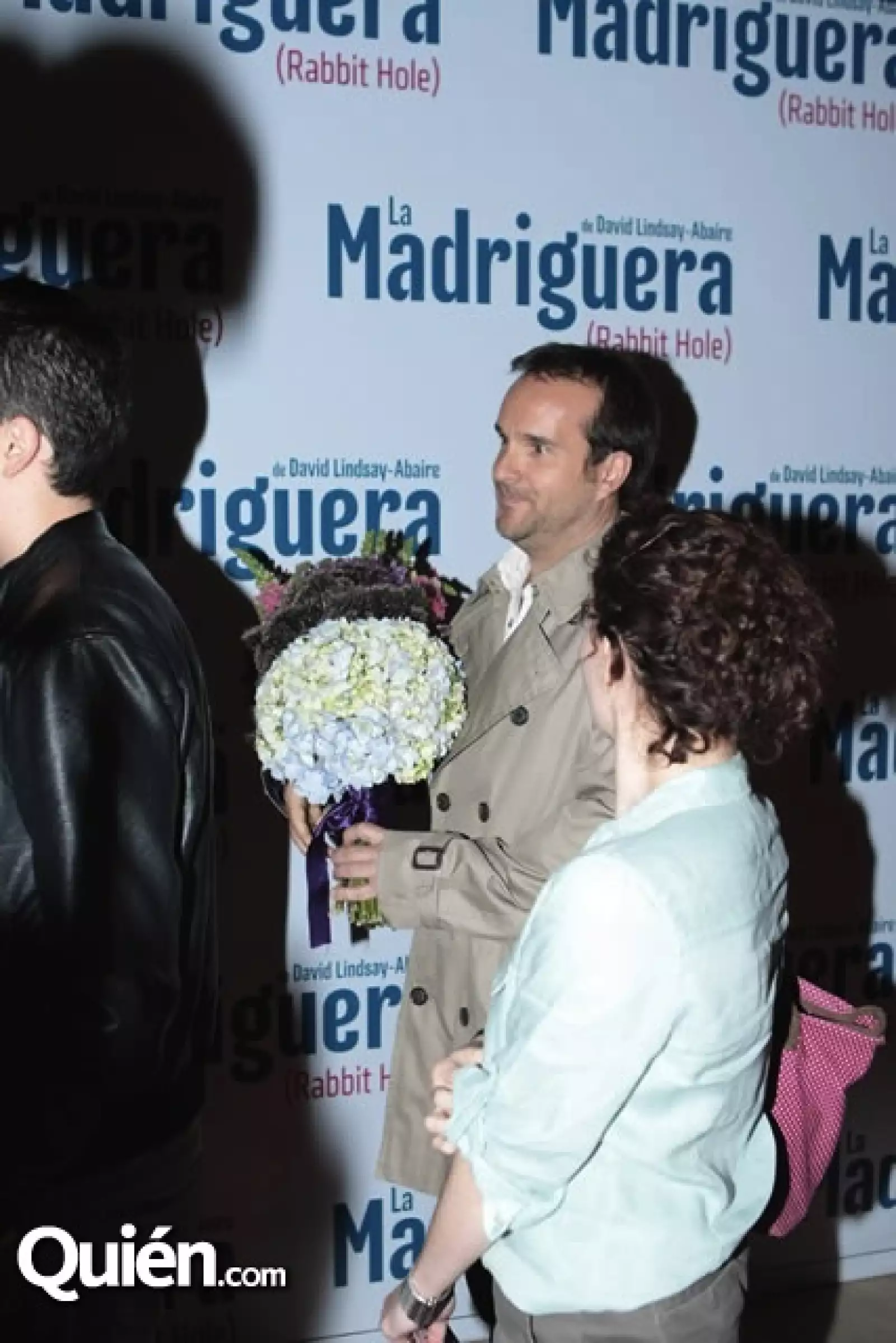 Fabián Ibarra llevó flores a su esposa, Dominika Paleta..