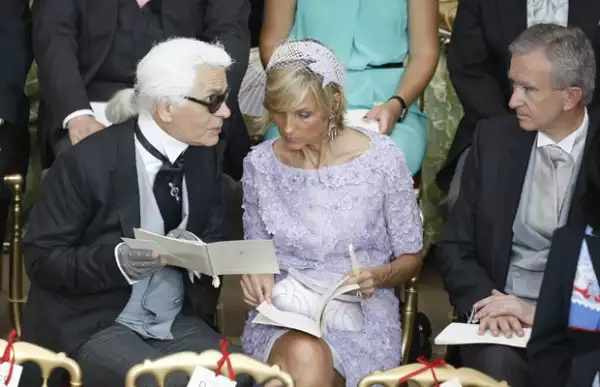 Aquí vemos a Karle Lagerfeld, uno de los invitados a la boda.