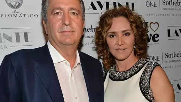 El empresario anunció que toma el control total de Grupo Omnilife-Angelíssima-Chivas y reconoció el rompimiento con su aún esposa; investiga posible fraude en su empresa.
