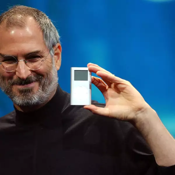 <B>2004.</B> Meses antes de saber que combatiría el cáncer, con una sonrisa triunfante presenta al mundo el nuevo iPod Mini.