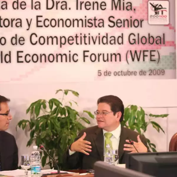 El senador del PRD y presidente de la Comisión de Ciencia y Tecnología, Francisco Castellón Fonseca, recibió el lunes el informe de Índice de Competitividad Global de parte de Irene Mía, Economista Senior. Estuvo presente el director de Microsoft México.