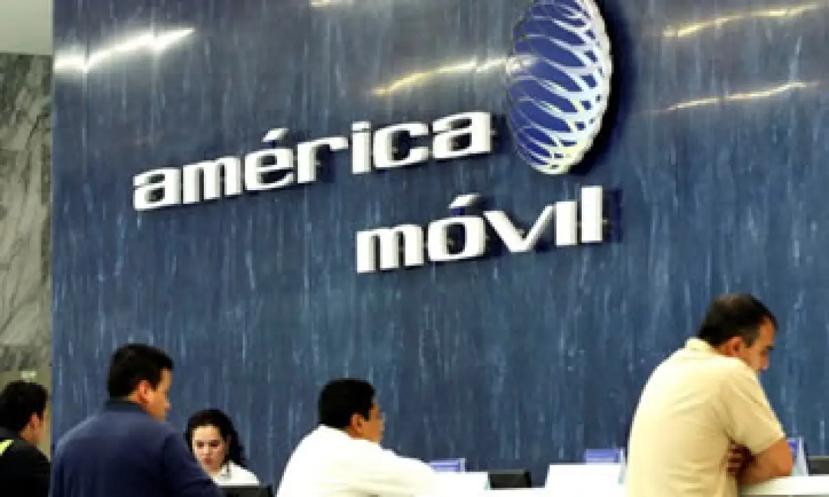 Las ganancias de América Móvil cayeron 80% en el último trimestre de 2014. (Foto: Reuters)