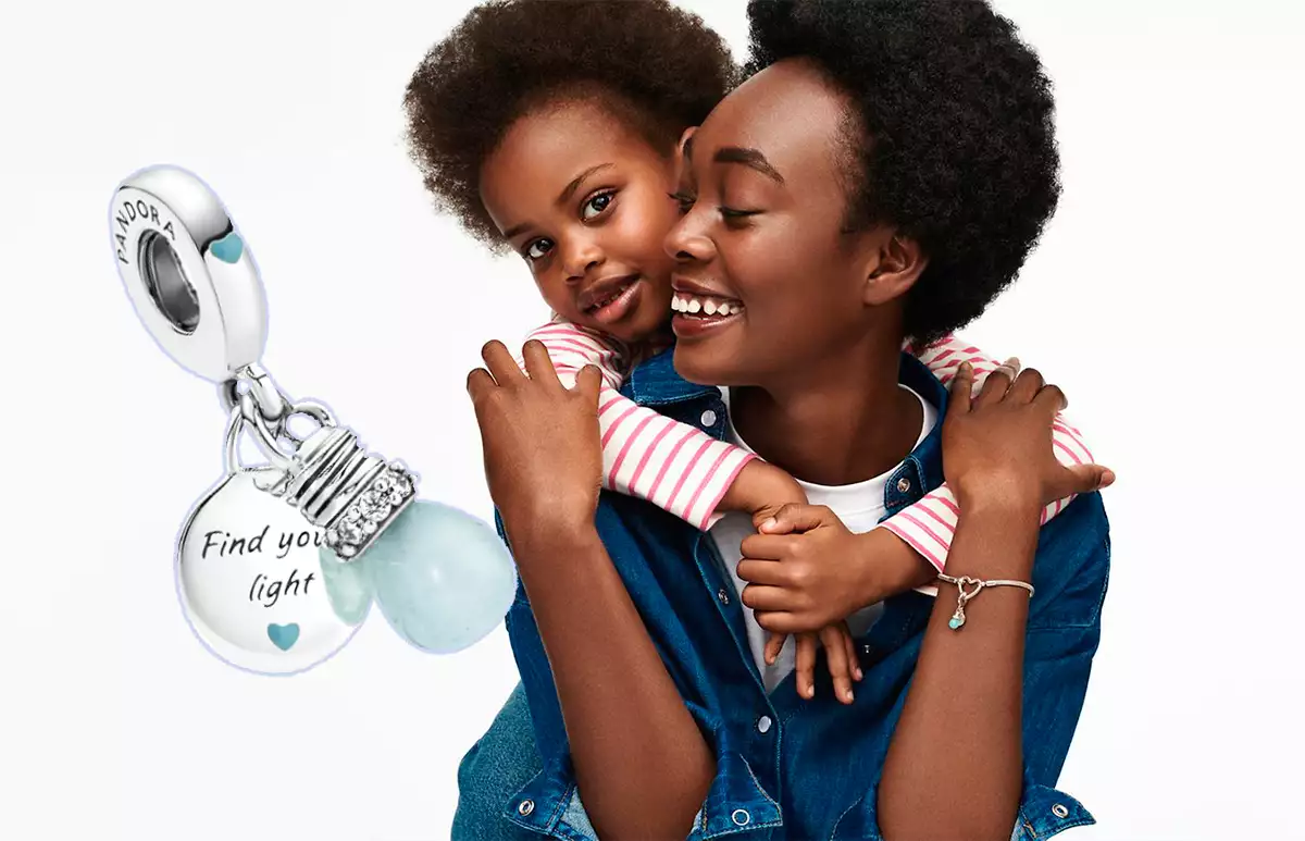 Pandora-UNICEF-nuevo-charm-ayuda-jovenes-niños-ONU-dije-Lightbulb-luz-brillo-oscuridad.jpg
