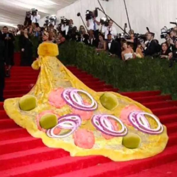 Usuarios de la red compararon el vestido con un omelet.