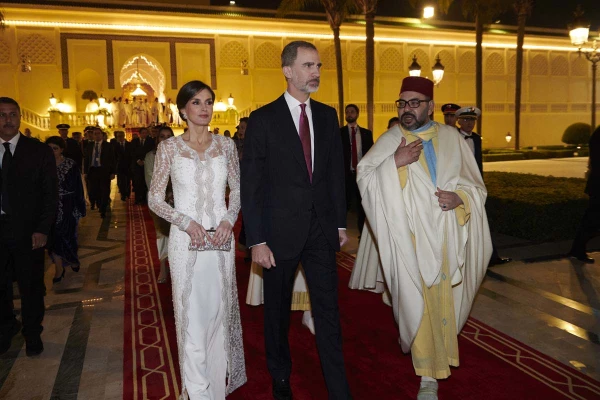 Aquí el rey Mohamed VI con los reyes de España, Letizia y Felipe en 2019, durante su visita oficial a Marruecos.
