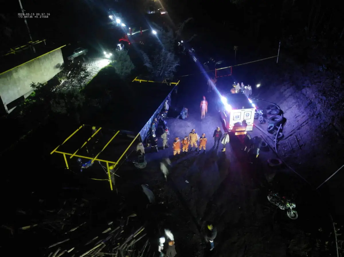 Voluntarios de la Defensa Civil de Colombia en coordinación con agencias de socorro participan en el trabajo de búsqueda y rescate de mineros atrapados tras la explosión de una mina en Sutatausa, Colombia, en esta imagen publicada el 15 de marzo de 2023.