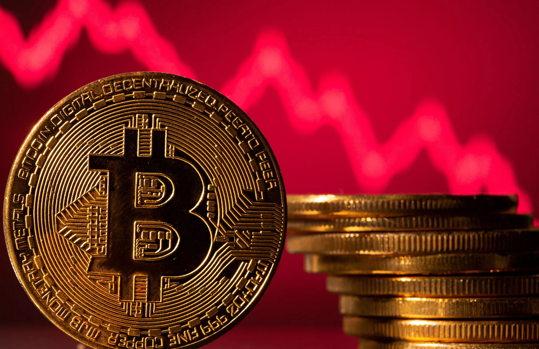 Cae bitcóin y se desploma a la mitad el mercado de las criptomonedas, en 70 días