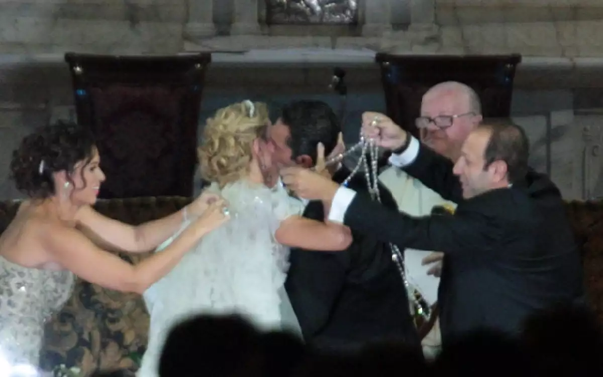 El hijo del hombre más rico del mundo y su ahora esposa se dieron el `sí acepto´ esta noche en la parroquia de San Agustín. Aquí los detalles del enlace.