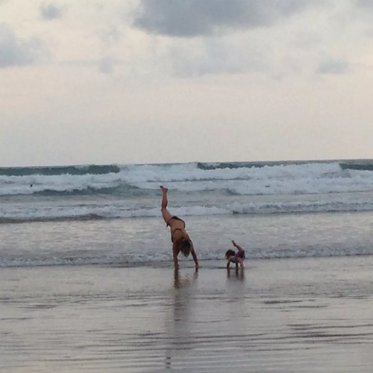 Elsa Pataky y su hija India comparten un momento de yoga en la playa.