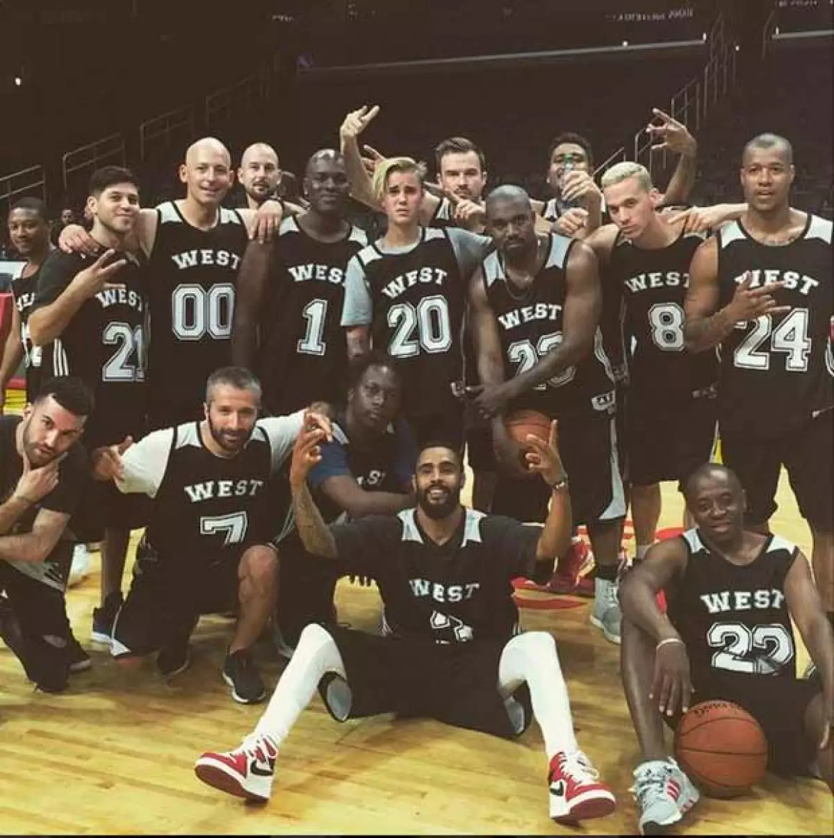Justin Bieber publicó esta imagen de las estrellas del basquetbol que asistieron al partido.