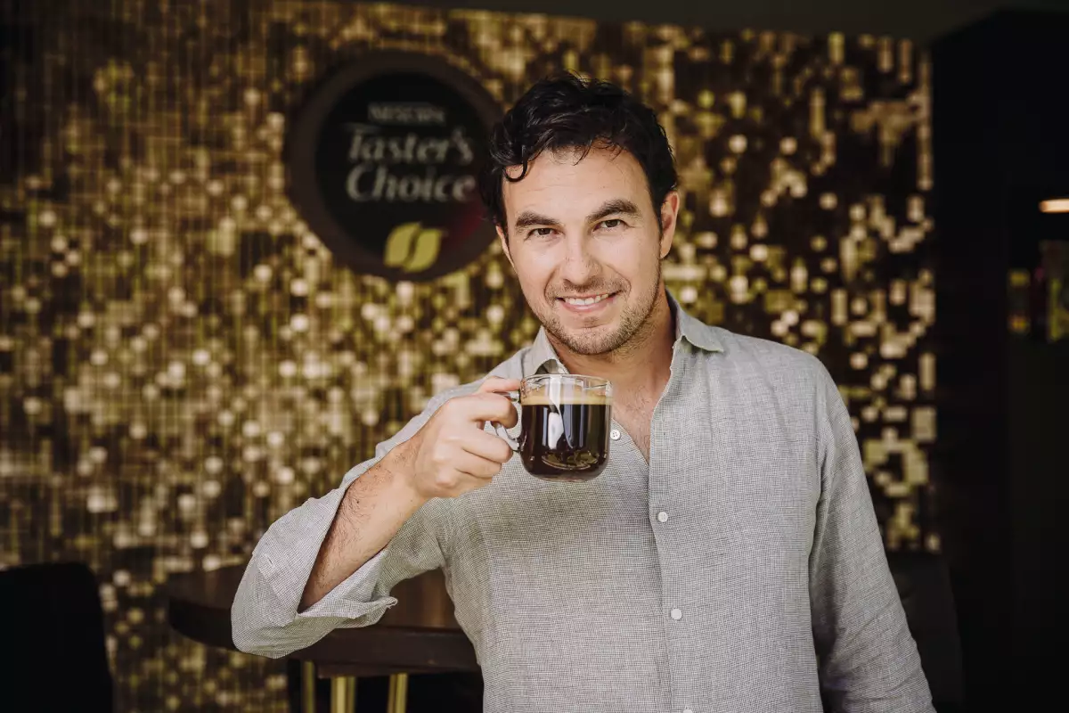 Checo Pérez hasta en el café