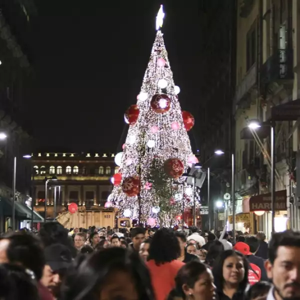 arbol de navidad en el zocalo capitalino
