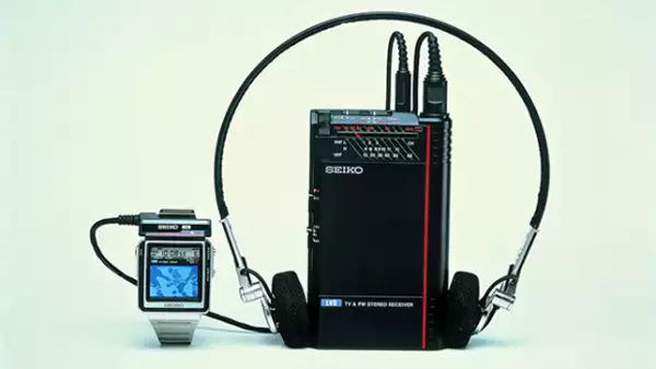 Este reloj tenía un monitor de TV en miniatura. En la película Octopussy (1983) la pantalla era a color, pero en realidad sólo transmitía imágenes en blanco y negro.