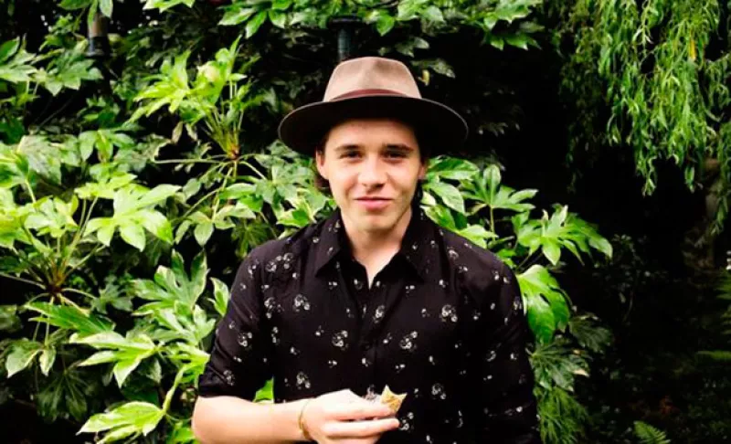 El hijo de David y Victoria Beckham ya tiene permiso de conducir y por eso no ha querido esperar más tiempo para exhibir públicamente su talento al volante.