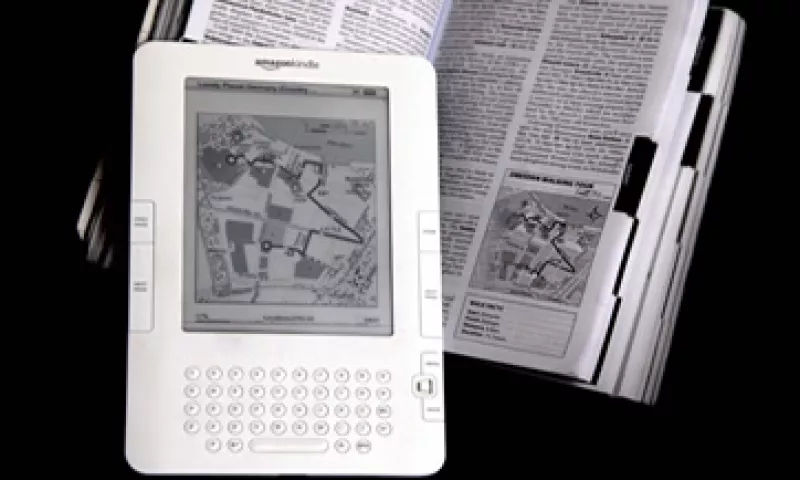 A diferencia de la Kindle, la iPad obtiene beneficios por la venta de hardware.   (Foto: AP)