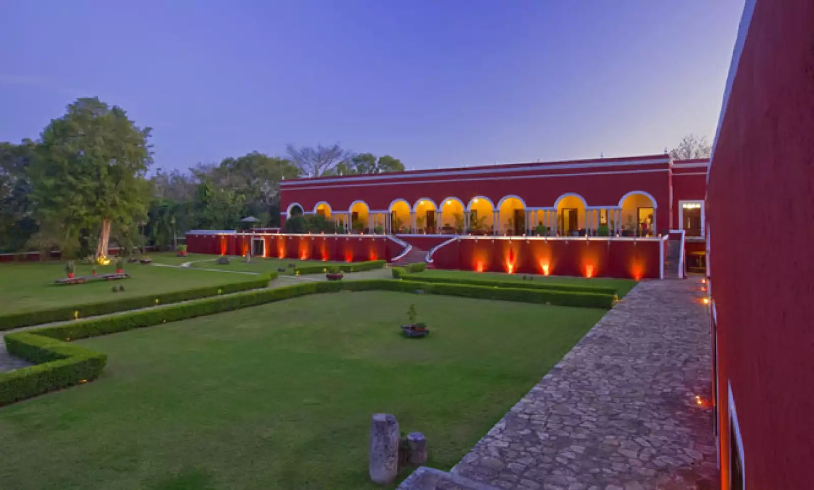 Rodeada de reservas naturales y joyas arqueológicas, la hacienda Temozón data del siglo XVI y recientemente fue restaurada por el grupo Starwood Hotels.