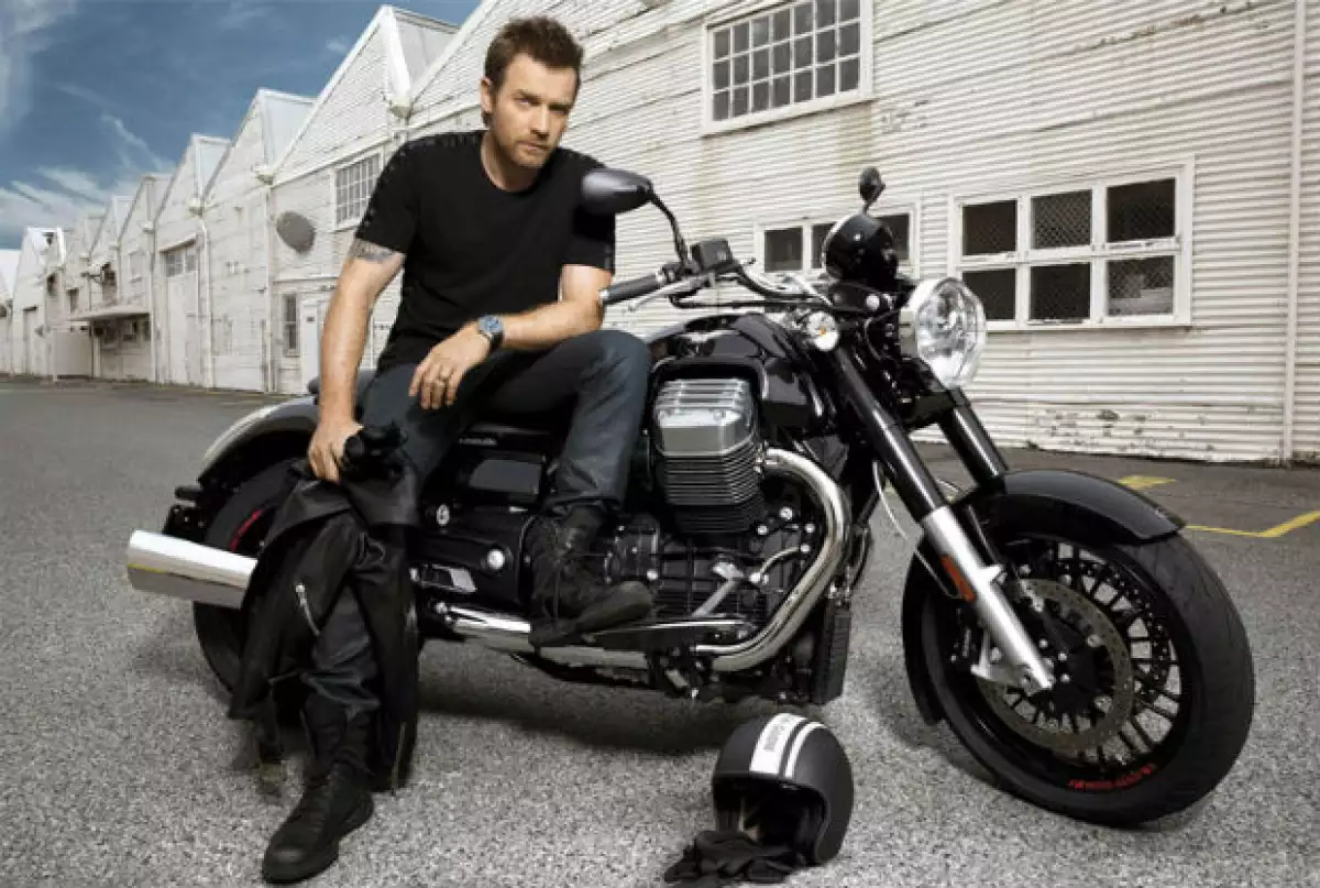 Ewan McGregor posando con una de sus preciadas motocicletas.