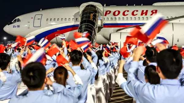 En esta fotografía de piscina distribuida por la agencia estatal rusa Sputnik, el presidente ruso Vladimir Putin aborda su avión en el Aeropuerto Capital de Beijing cuando sale de Beijing el 20 de mayo de 2026, después de una visita de dos días.