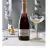 Moët & Chandon con su copa servida y adornos navideños.