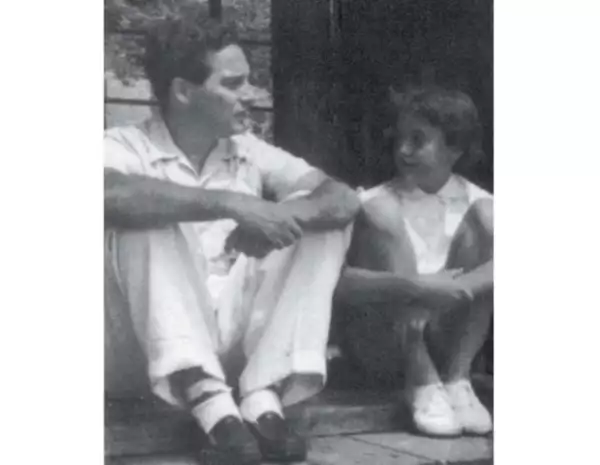 El poeta con su hija, en Tokio en 1952. `De niña jugábamos mucho´, recuerda Helena.