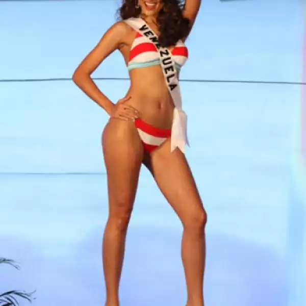 Stefanía Fernández, de Venezuela, fue una de las más prendidas del desfile y dejó su sello latino.