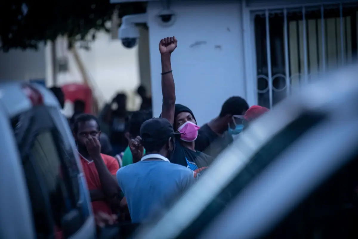 Migrantes haitianos que transitaban por territorio chiapaneco en dirección al norte del continente, fueron detenidos por autoridades migratorias y trasladados posteriormente a la estación migratoria conocida como "El Cupapé".