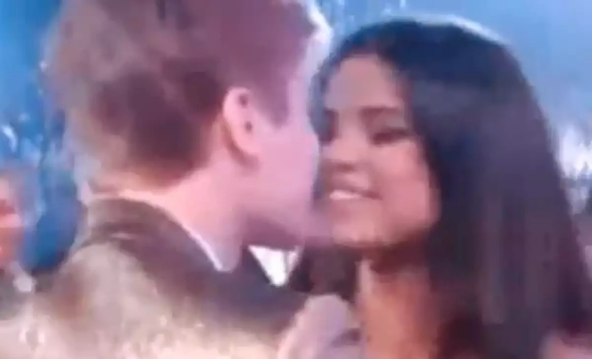 El cantante canadiense se emocionó tanto en la pasada entrega de los Premios Billboard que quiso festejar su premiación dándole un beso en la boca a su novia.