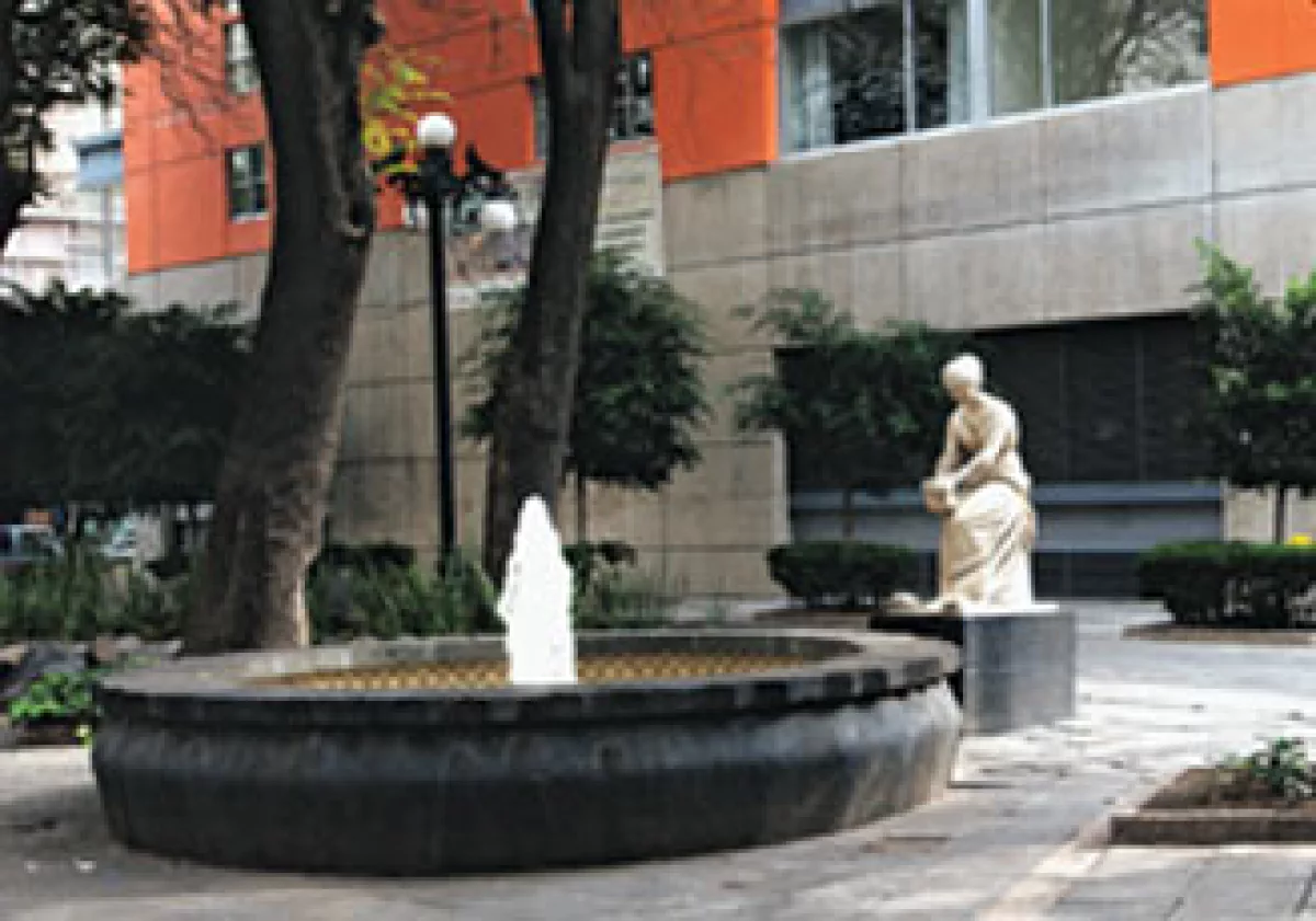 2010. Con la construcción del Arco Chino, la plaza Santos Degollado se convirtió en un símbolo de unidad entre China y México. (Foto: Mondaphoto / Carlos Aranda)