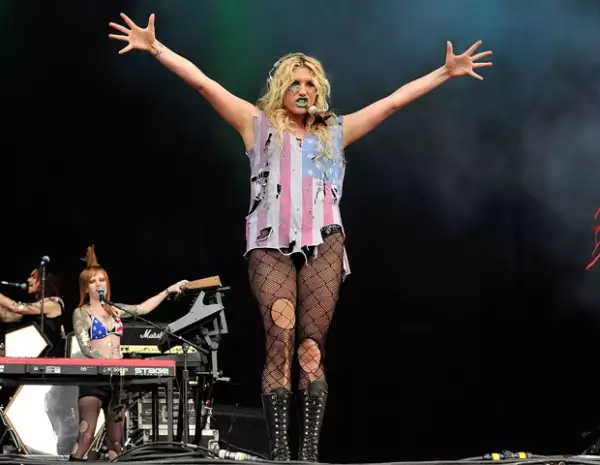 El look de Kesha es súper trashy