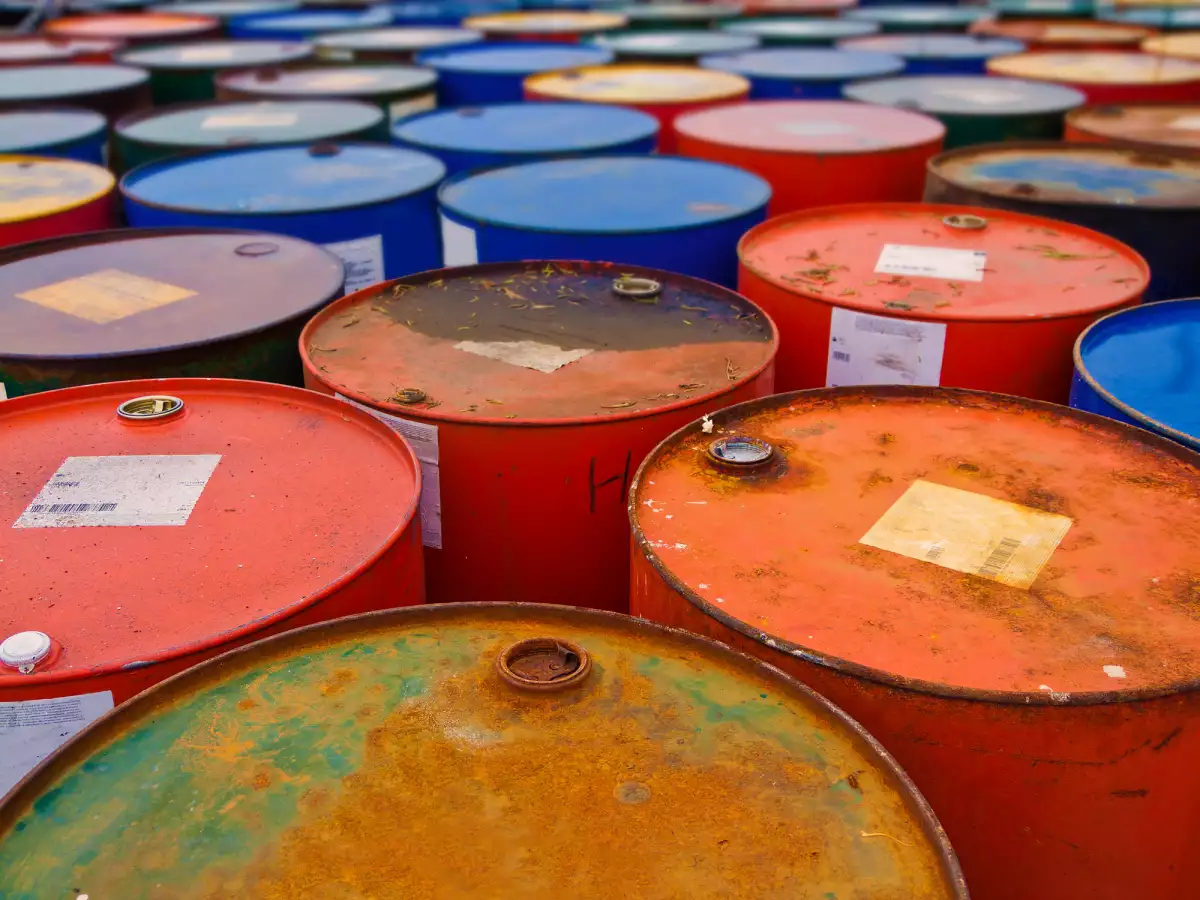La demanda petrolera cayó 9.5 millones de barriles diarios durante el año pasado.