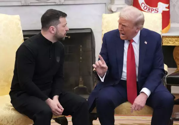 El presidente de los Estados Unidos, Donald Trump, y el presidente ucraniano Volodymyr Zelensky se reúnen en la Oficina Oval de la Casa Blanca el 28 de febrero de 2025 en Washington, DC. Trump y Zelensky se reúnen hoy para negociar un acuerdo preliminar sobre el reparto de los recursos minerales de Ucrania que Trump dice que permitirá a Estados Unidos recuperar la ayuda proporcionada a Kiev mientras apoya la economía de Ucrania.