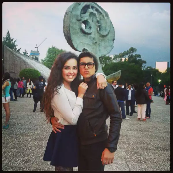 Él es hijo de Sergio Mayer y Bárbara Mori y pasó algunos años en la escuela militar.