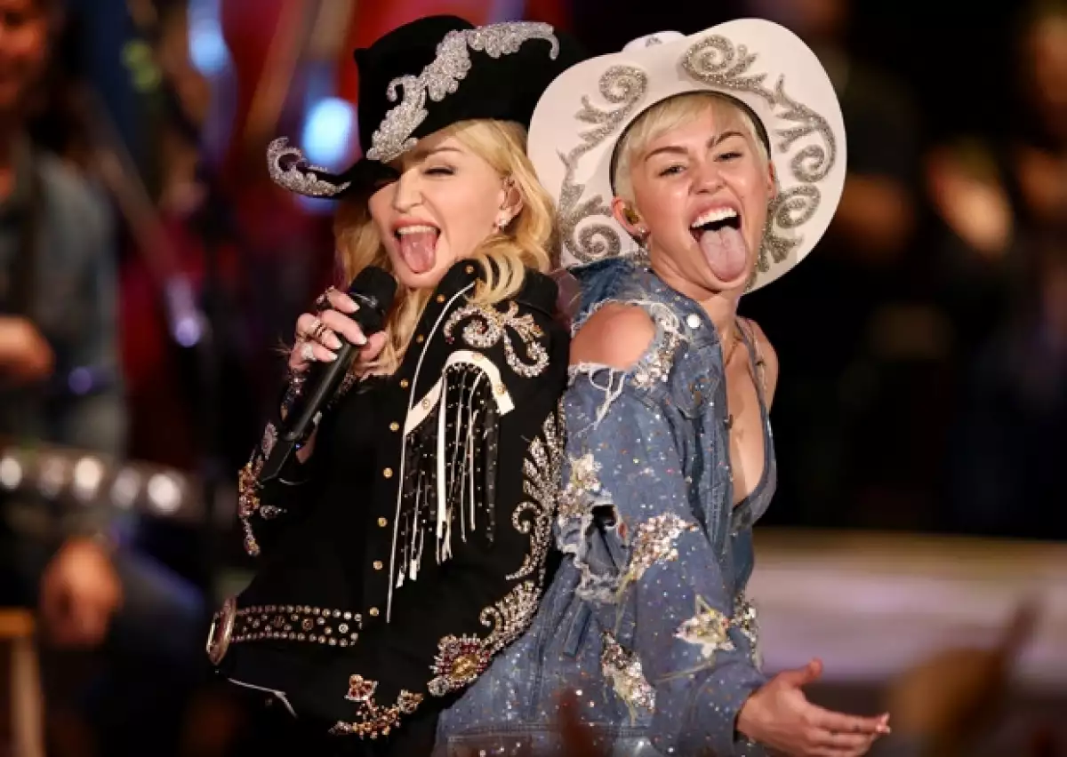 Ayer por la noche se transmitió en Estados Unidos el concierto acústico de Cyrus, motivo de emoción para la cantante, quien presumió en su Twitter la nalgada que le dio a Madonna en pleno show.