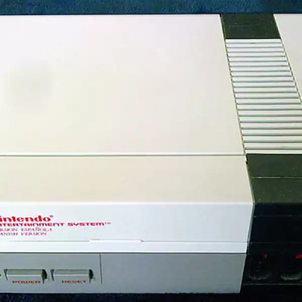 Despues de la aparición del Intellivision en México, el boom de las consolas fue gracias a Atari 2600. Títulos como Space Invaders y Pac-Man invadieron los cuartos de ruidos y colores. Para fines de la década, Nintendo Electronic System marcó el reinado d