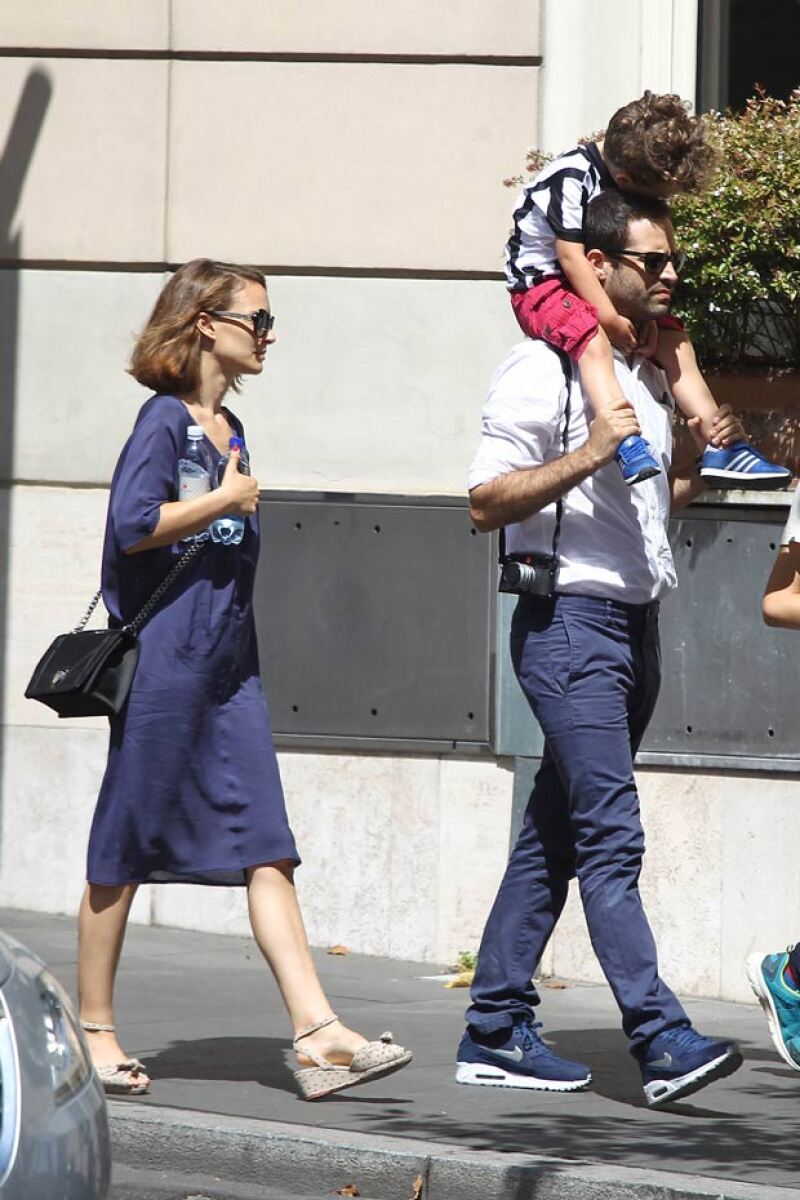 En compañía de su hijo Aleph y su esposo Benjamin Millepied