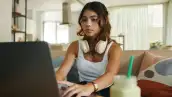 El costo de vida es la principal preocupación de la Generación Z por quinto año consecutivo, según Deloitte.
