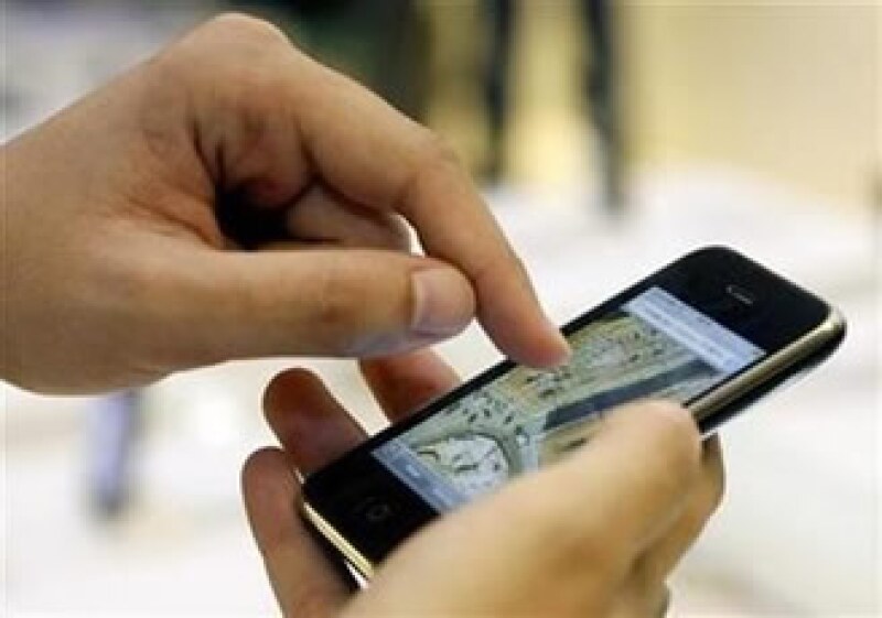 Apple evitó que las aplicaciones Google Latitude y Google Voice para iPhone se vendan en su App Store. (Foto: Reuters)