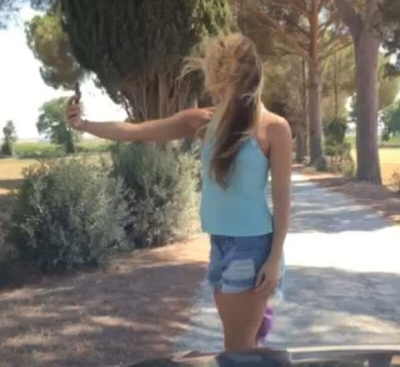 Mientras Shakira intentaba tomarse una selfie, Piqué la grababa con su celular.