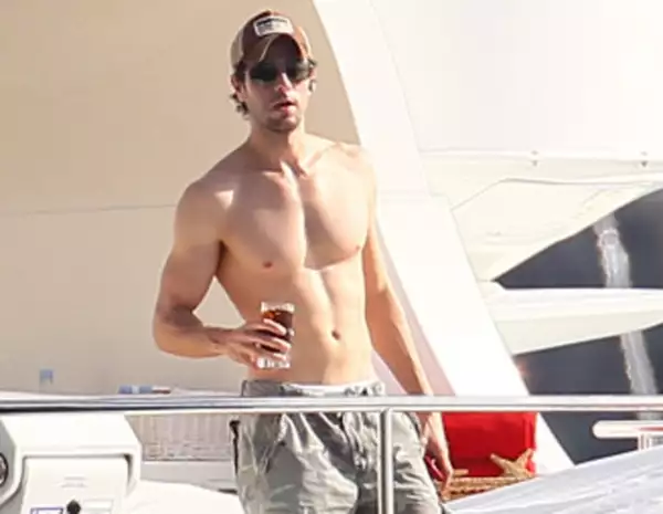 Enrique Iglesias tenía muy escondido su perfecto abdomen.