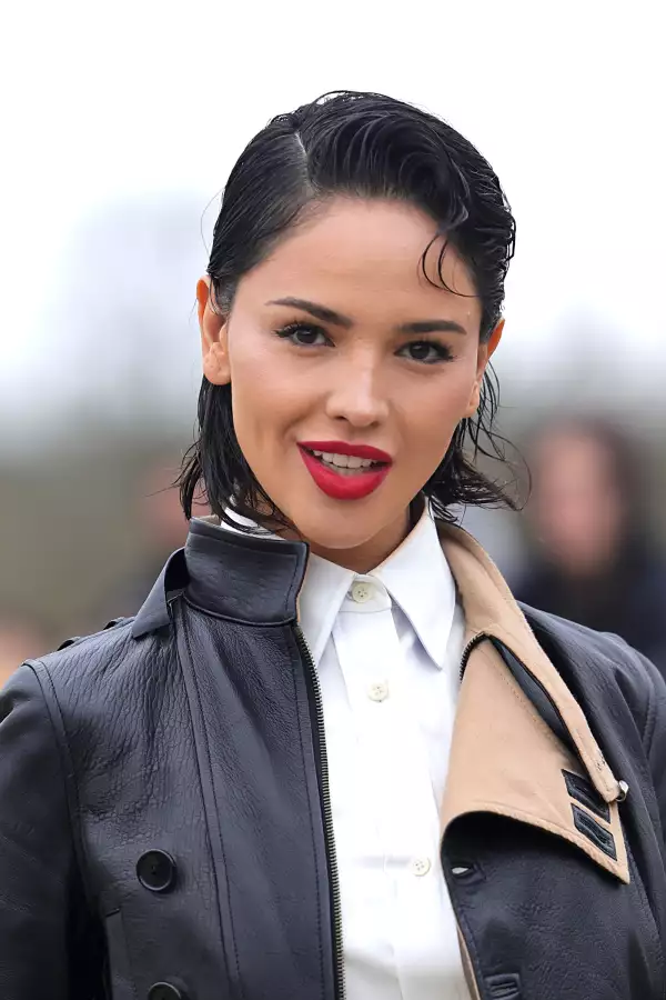Eiza González asiste a su primer desfile de Loewe en Paris Fashion Week.