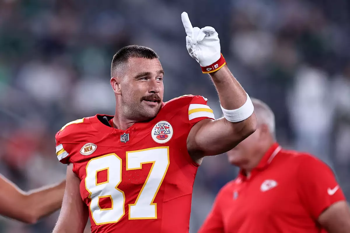 El jugador de los Kansas City está "aprendiendo cada día" de su novia Taylor Swift.