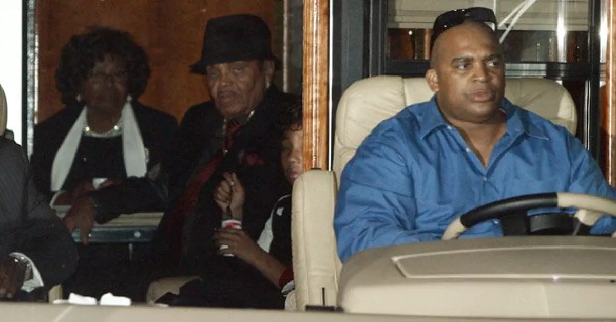 La madre de Jackson, Katherine, se vio muy aturdida durante la ceremonia; ella y su esposo, Joe, abandonaron la ceremonia sin dar declaraciones.