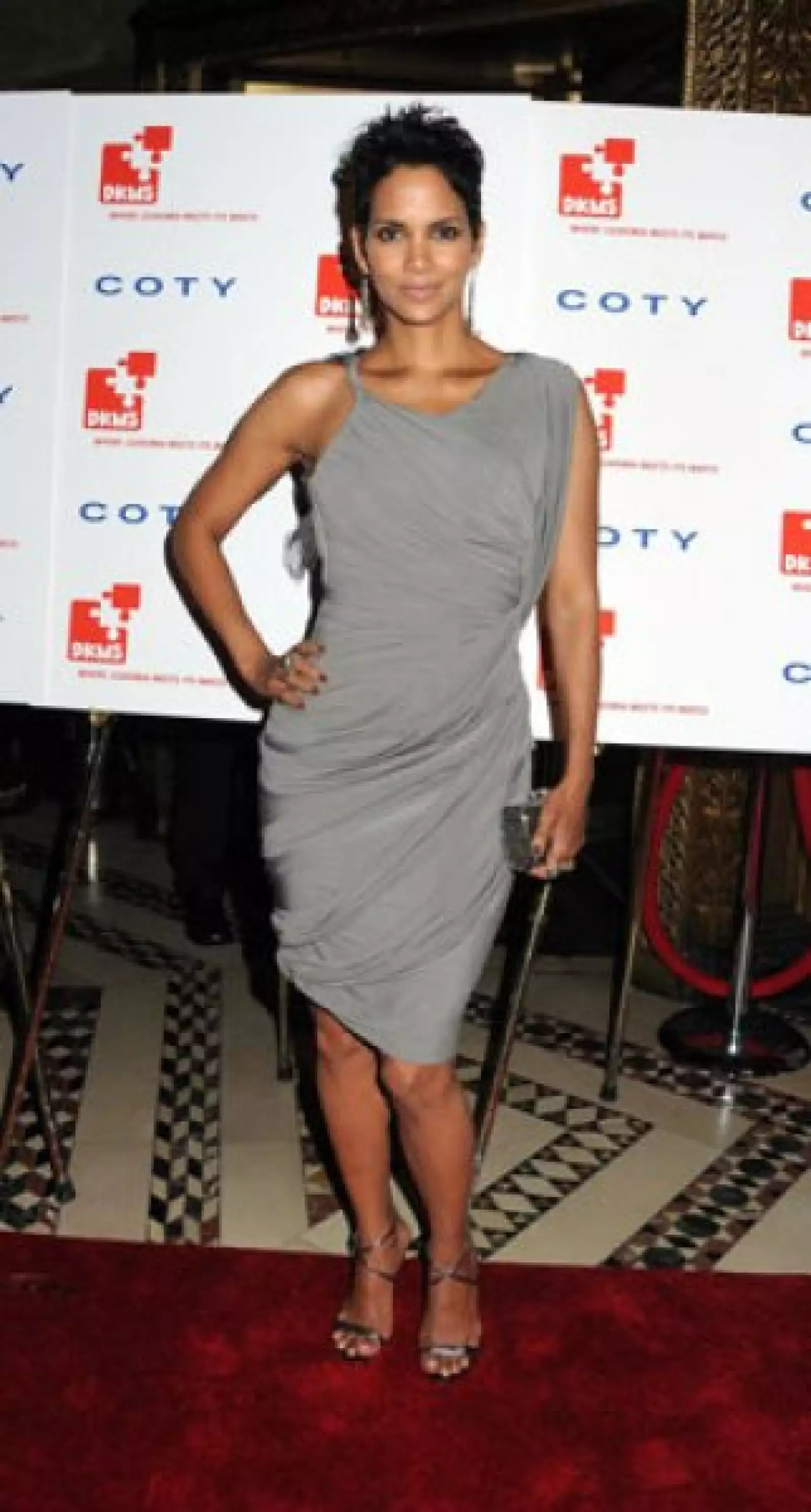 La actriz Halle Berry participa activamente en colectas de donativos para la investigación y el tratamiento de la diabetes, enfermedad que padece.