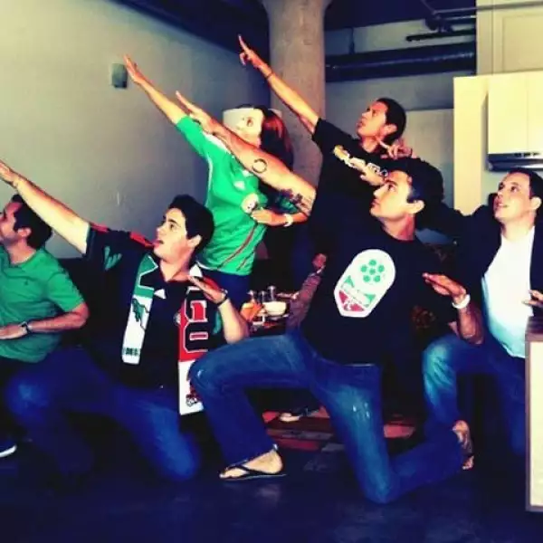 Jaime Camil y un grupo de amigos emulando a Cuauhtémoc Blanco.