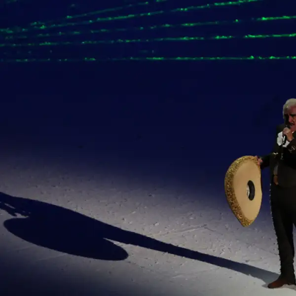 Vicente Fernández fue el encargado de abrir la inauguración de los Juegos Panamericanos al entonar el himno nacional.