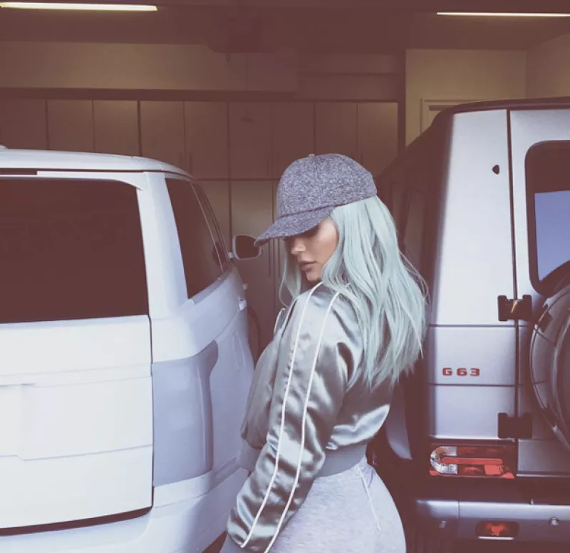 Las hermanas Jenner pasan al lado de Cara Delevingne una noche de fiesta en Los Ángeles, en la que seguramente más de uno desearía divertirse con ellas.