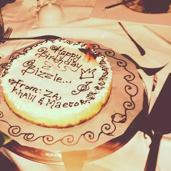 Su amigo Khalil le regaló un pastel.