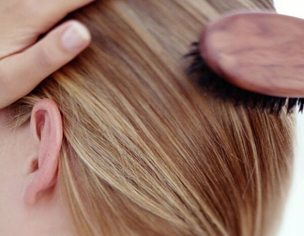 Trata de cepillar tu pelo con un cepillo de cerdas naturales por lo menos tres veces al día.