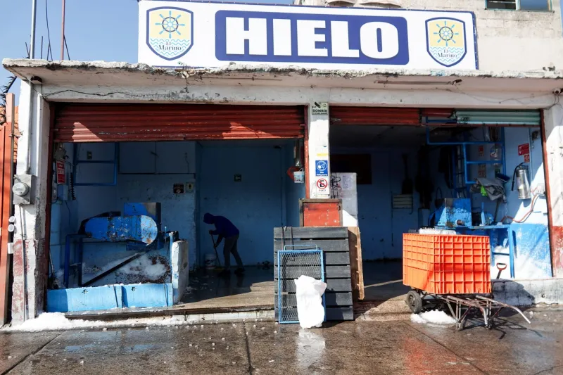La Central de Abastos presenta desabasto de hielo en las inmediaciones de la nave de Pescados y Mariscos. Los distribuidores del hielo especifican que las altas temperaturas han afectado a las fábricas de la capital por lo que el producto se ve mermado y racionado.